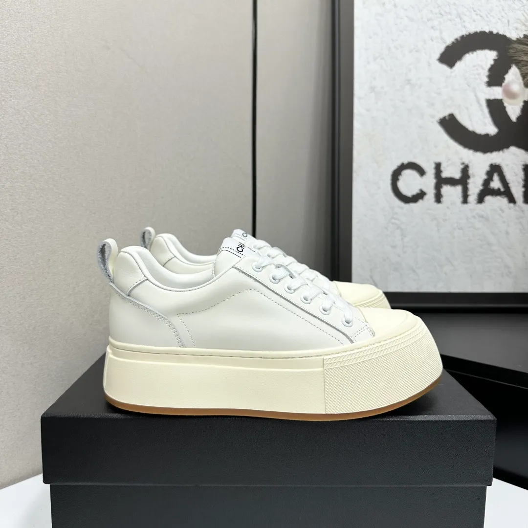 👟👟Ex-factory price 560👟👟Chanel Panda Shoes! 2025 counter's top casual sports shoes. This classic design; the upper is electro-embroidered with a variety of techniques; the outsole is fashionable and sporty; the unusual inclusion of a variety of color matching elements... The diversified mix and match is very good-looking and versatile, and can be used for leisure, fashion, sports, and outdoor... ꫛꫀꪝ Go➫ Materials: ❶Upper made of: original imported first-layer silk cowhide + original waterproof cloth + original first-layer cowhide ❷Inner lining: Breathable mesh ❸ Outsole based on: original TPU combination outsole, full set of boutique packaging for women 35–41